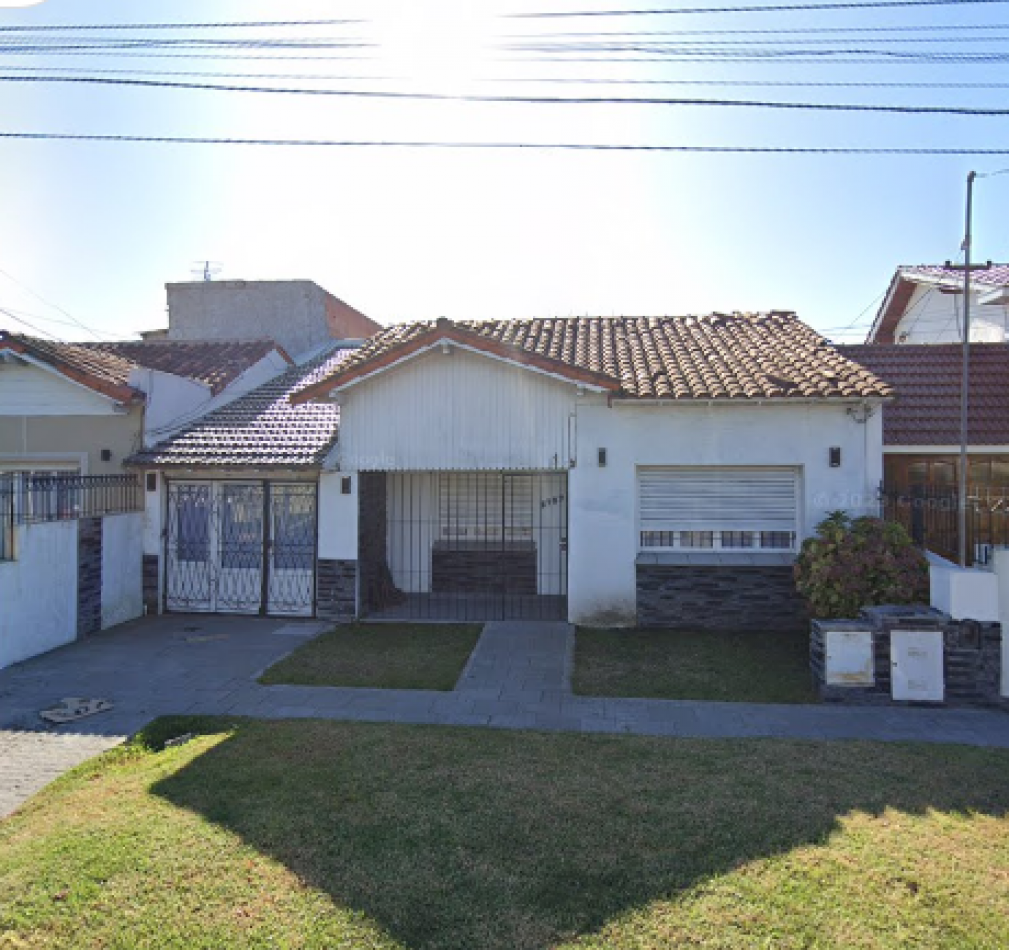 Casa de 4 Ambientes con Parque de 430 mt2 y Quincho 