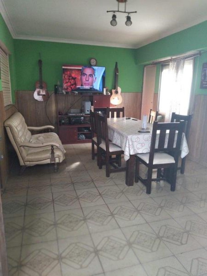  - Casa con Patio, Quincho y Espacio para Varios Autos