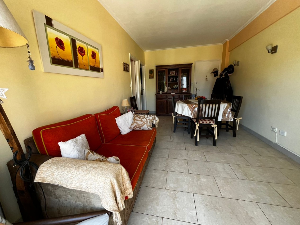 Departamento 3 Ambientes con Dependencia  y balcon al frente !!!!Reciclado en el centro
