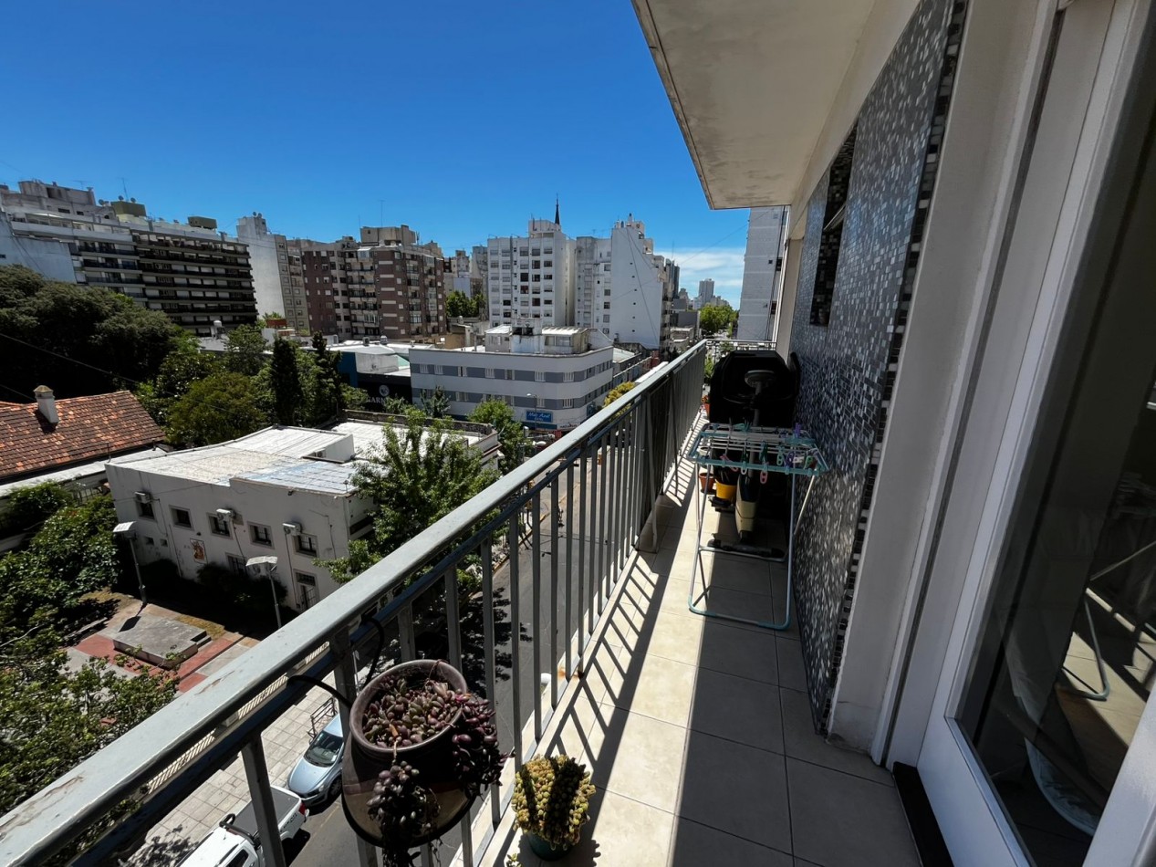 Departamento 3 Ambientes con Dependencia  y balcon al frente !!!!Reciclado en el centro