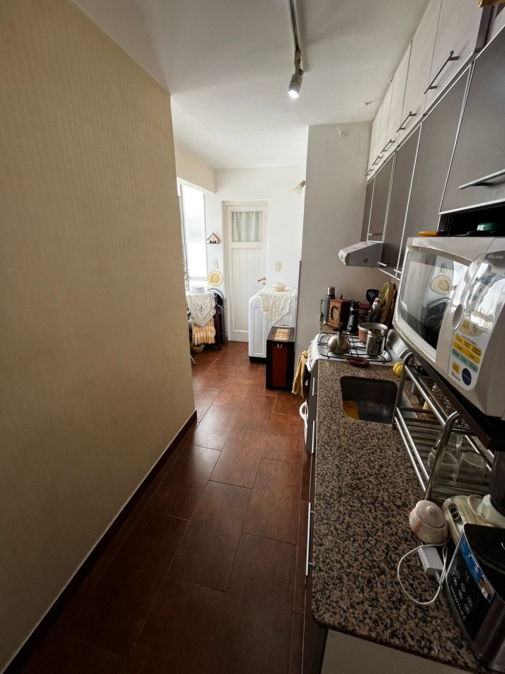 Departamento 3 Ambientes con Dependencia  y balcon al frente !!!!Reciclado en el centro