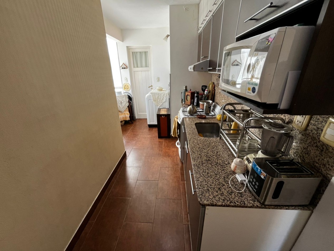 Departamento 3 Ambientes con Dependencia  y balcon al frente !!!!Reciclado en el centro
