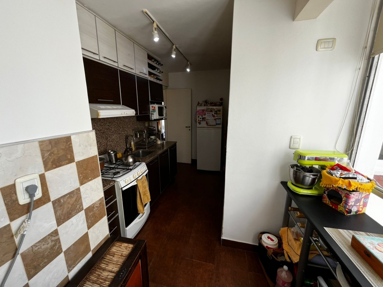 Departamento 3 Ambientes con Dependencia  y balcon al frente !!!!Reciclado en el centro