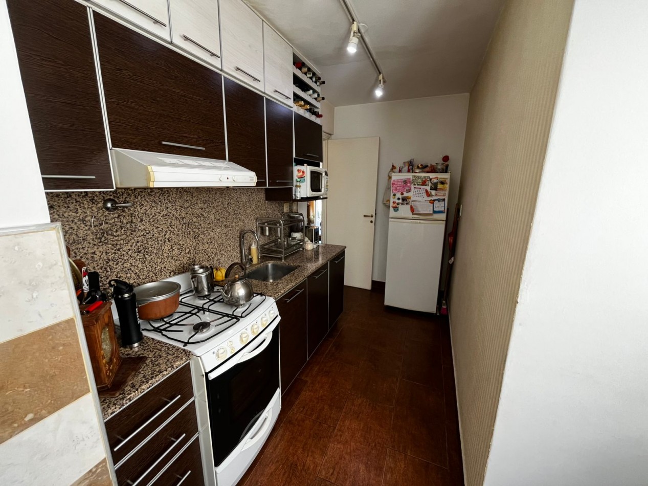 Departamento 3 Ambientes con Dependencia  y balcon al frente !!!!Reciclado en el centro