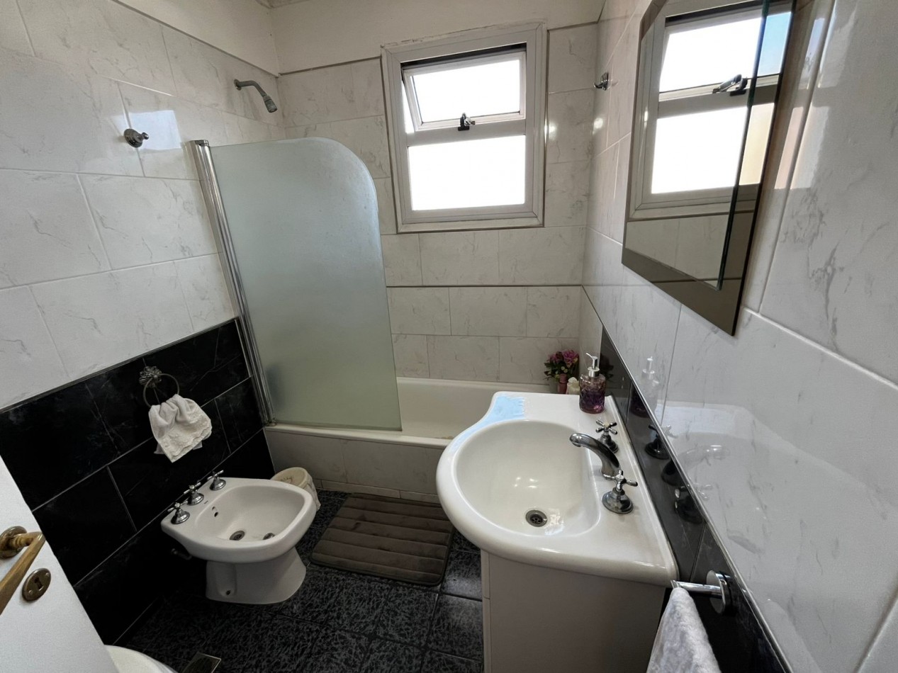 Departamento 3 Ambientes con Dependencia  y balcon al frente !!!!Reciclado en el centro