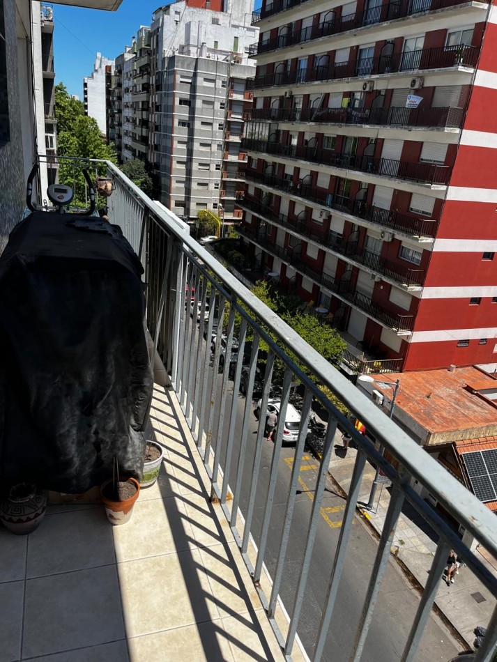 Departamento 3 Ambientes con Dependencia  y balcon al frente !!!!Reciclado en el centro