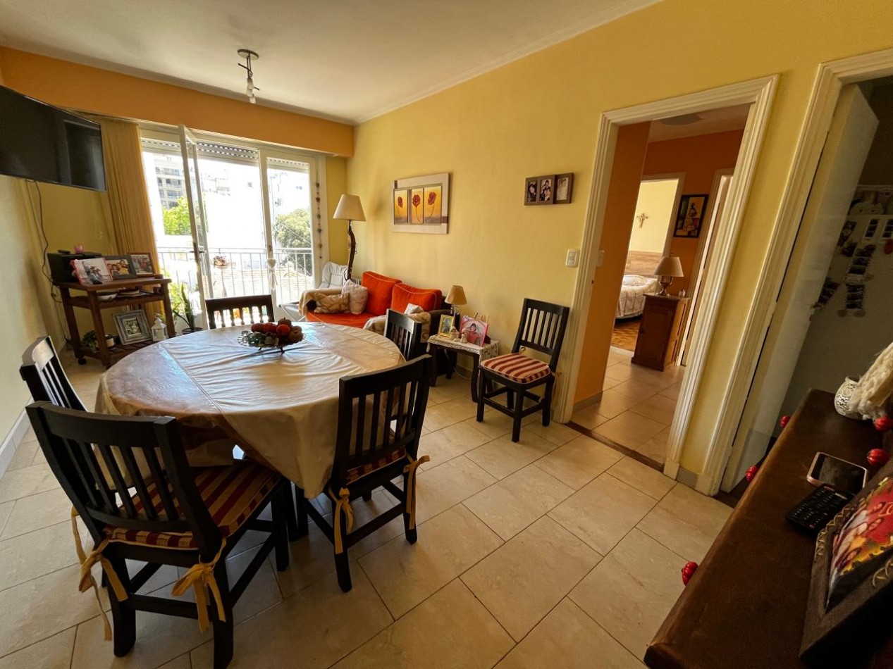 Departamento 3 Ambientes con Dependencia  y balcon al frente !!!!Reciclado en el centro