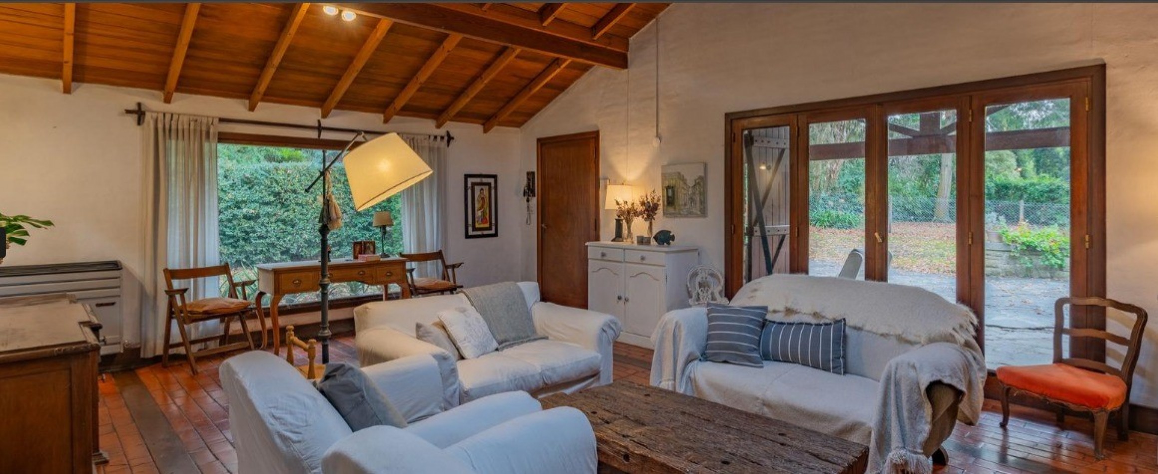 Chalet Tradicional sobre Lote de 914 m² - 3 Dormitorios y Quincho