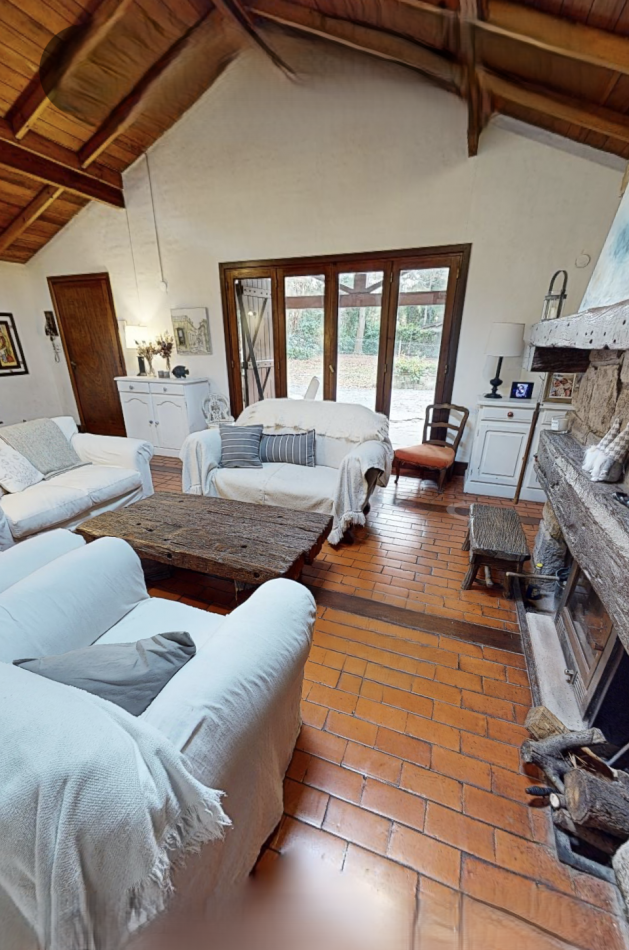Chalet Tradicional sobre Lote de 914 m² - 3 Dormitorios y Quincho