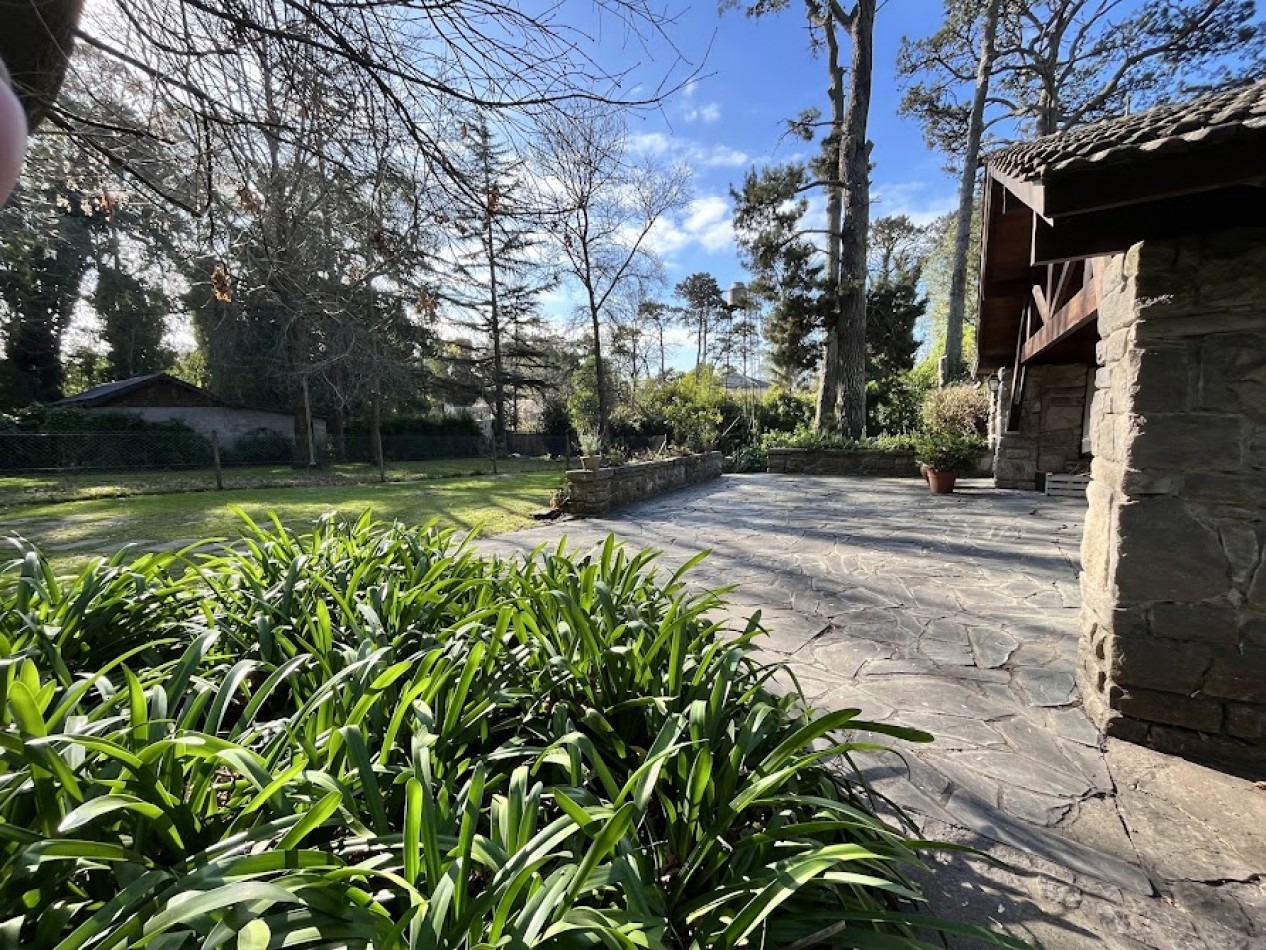 Chalet Tradicional sobre Lote de 914 m² - 3 Dormitorios y Quincho