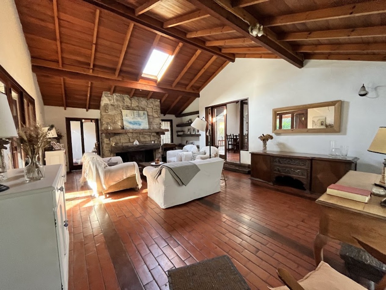 Chalet Tradicional sobre Lote de 914 m² - 3 Dormitorios y Quincho