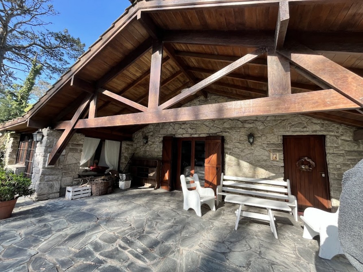 Chalet Tradicional sobre Lote de 914 m² - 3 Dormitorios y Quincho