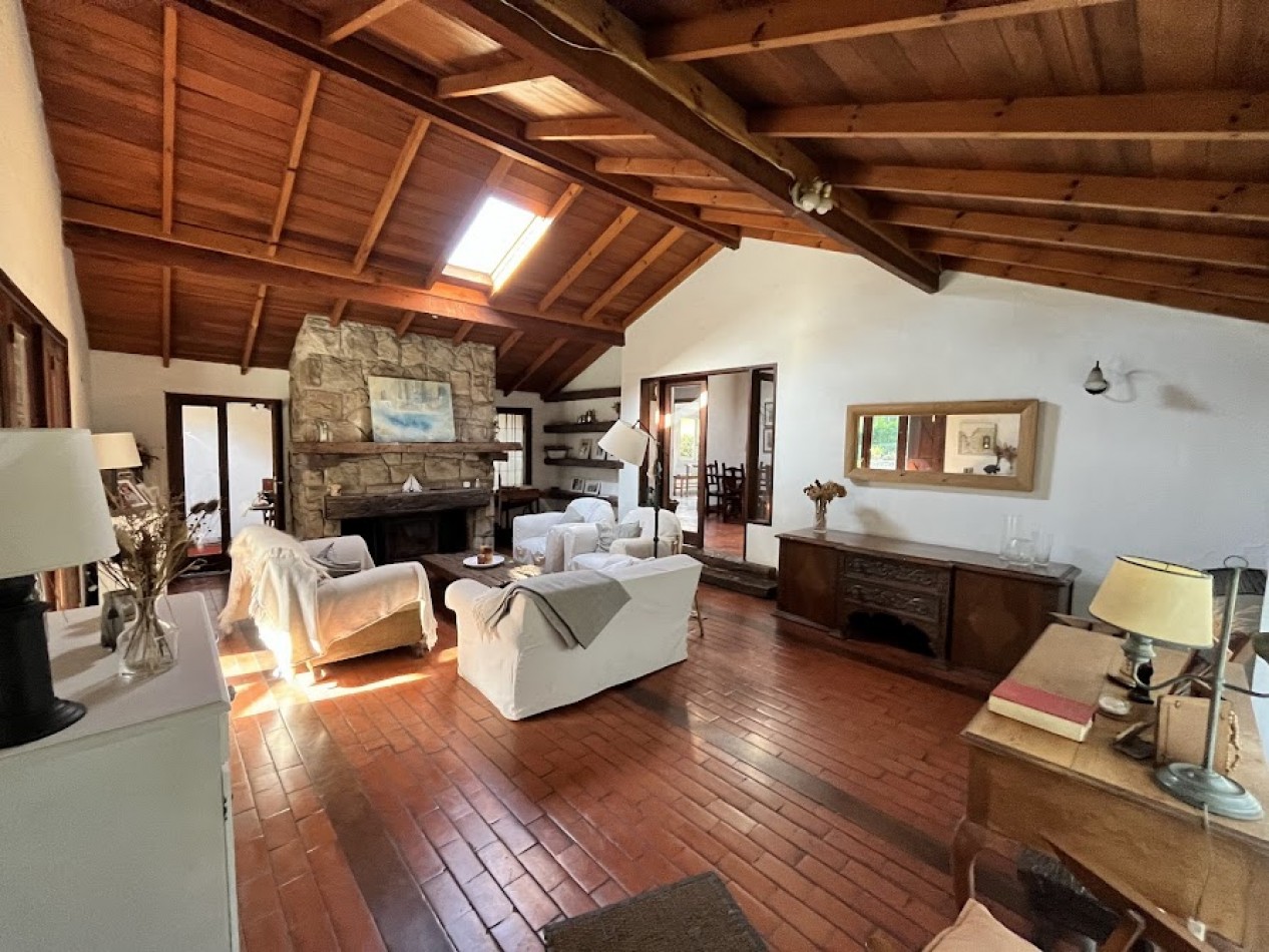 Chalet Tradicional sobre Lote de 914 m² - 3 Dormitorios y Quincho