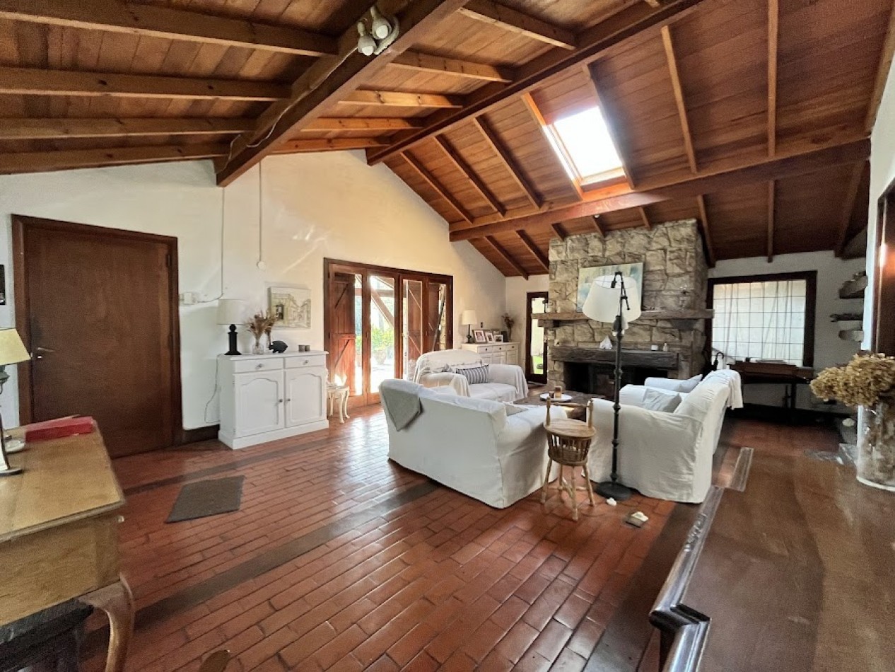 Chalet Tradicional sobre Lote de 914 m² - 3 Dormitorios y Quincho
