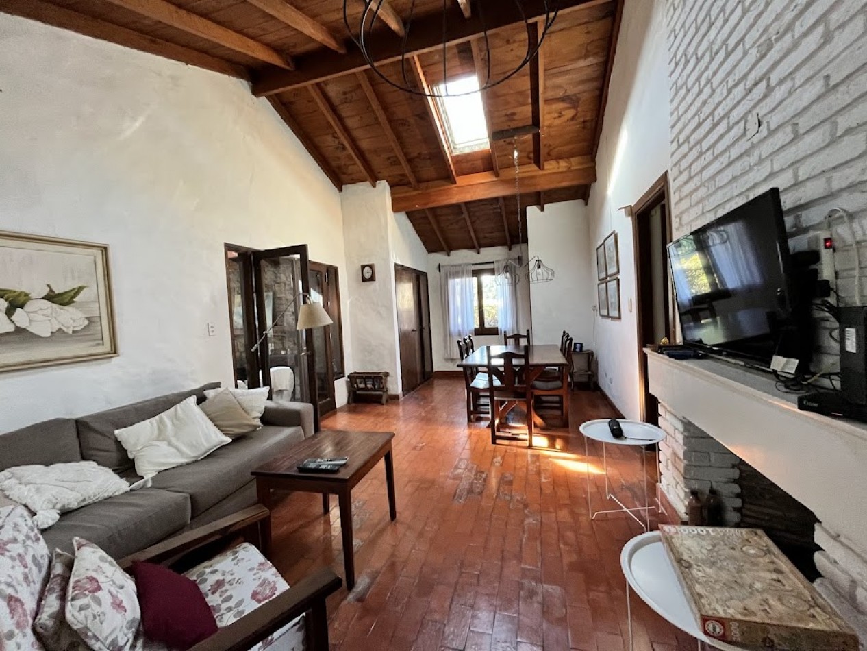 Chalet Tradicional sobre Lote de 914 m² - 3 Dormitorios y Quincho