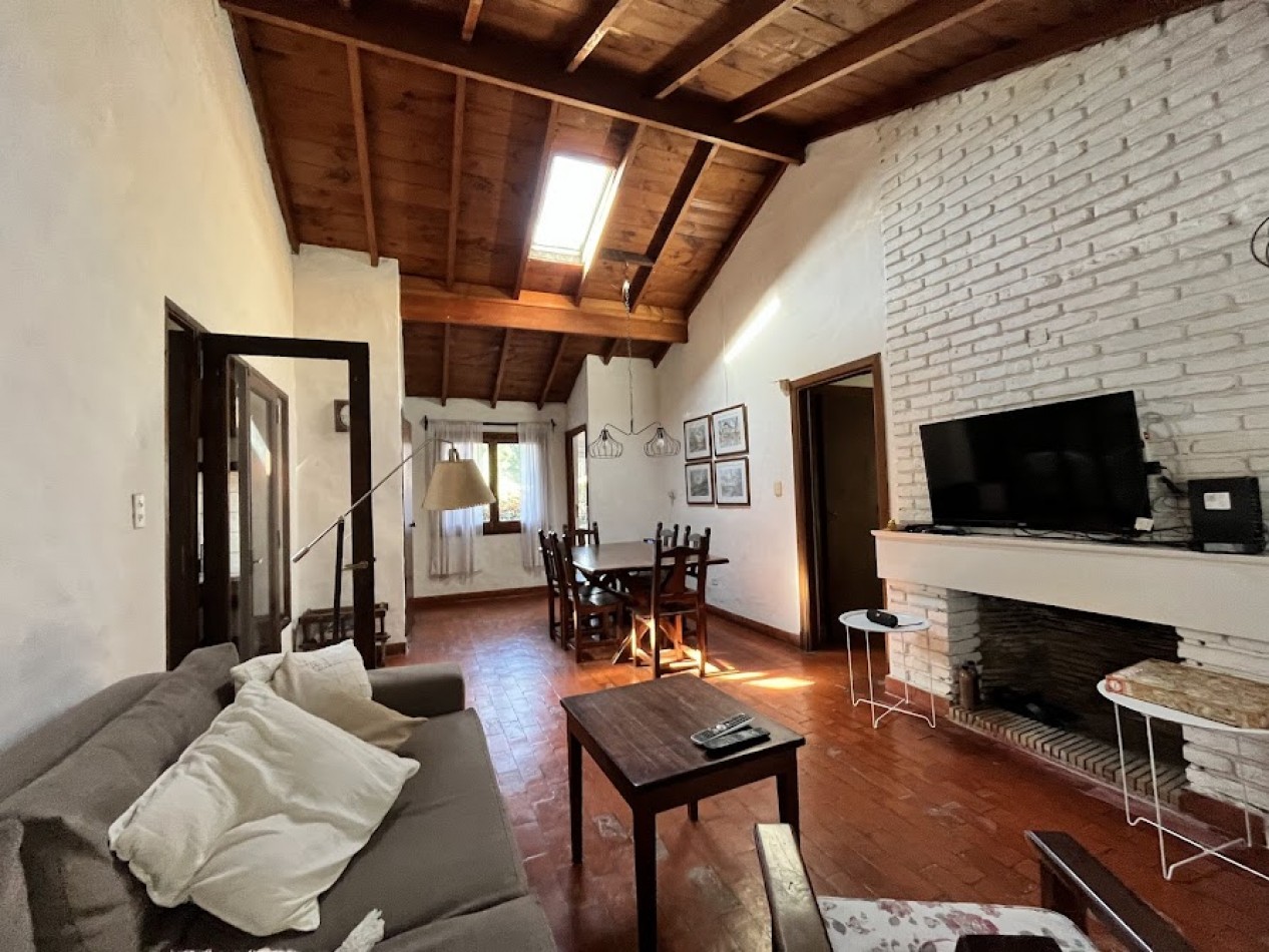 Chalet Tradicional sobre Lote de 914 m² - 3 Dormitorios y Quincho