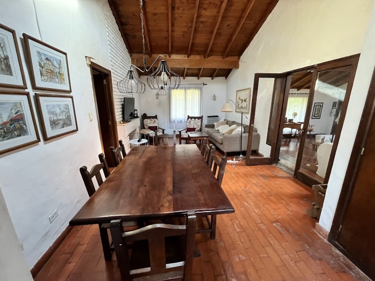 Chalet Tradicional sobre Lote de 914 m² - 3 Dormitorios y Quincho