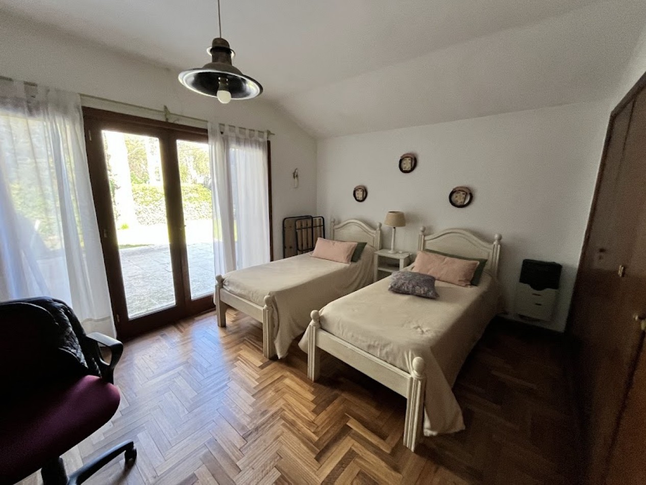 Chalet Tradicional sobre Lote de 914 m² - 3 Dormitorios y Quincho