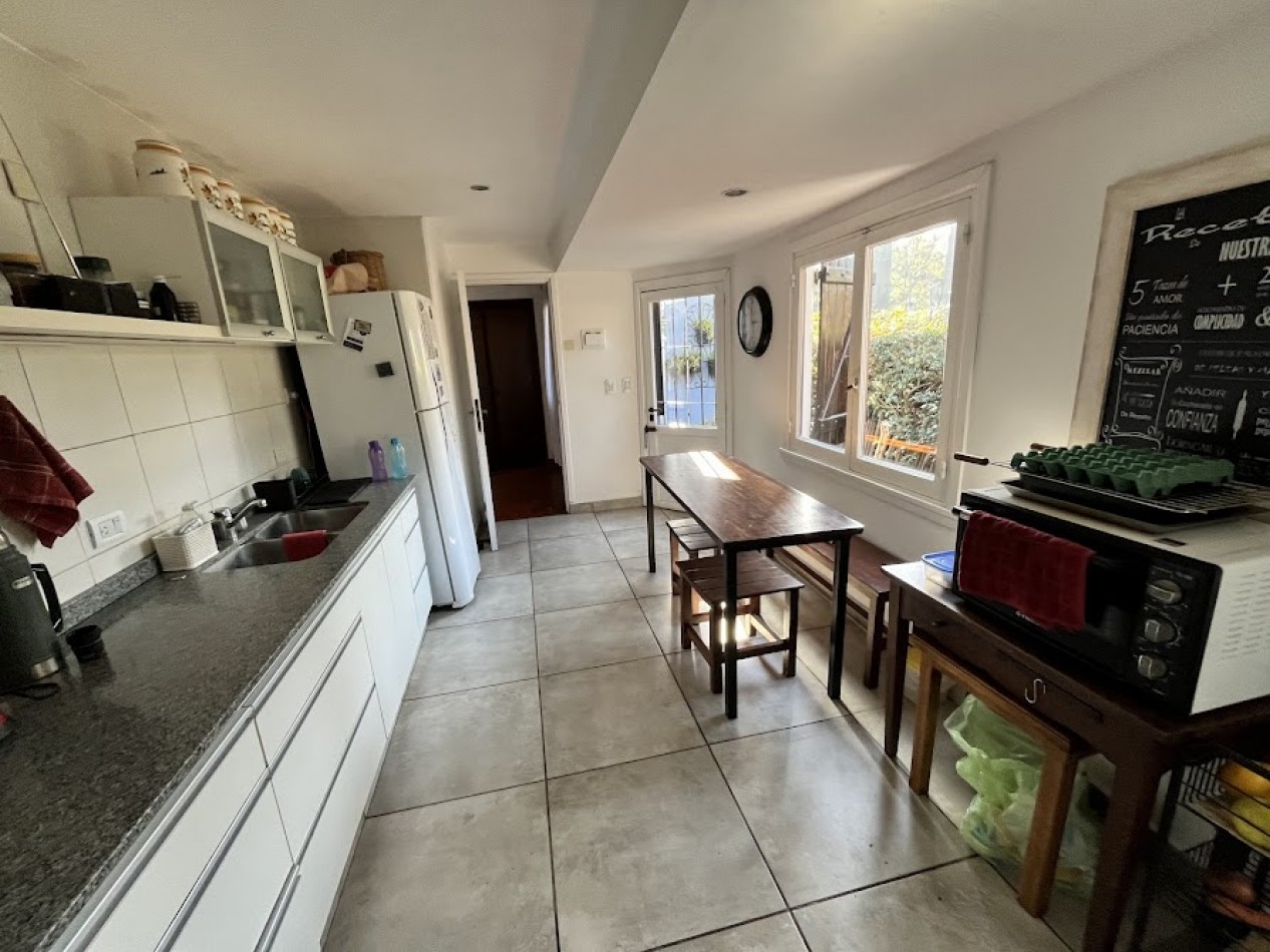 Chalet Tradicional sobre Lote de 914 m² - 3 Dormitorios y Quincho