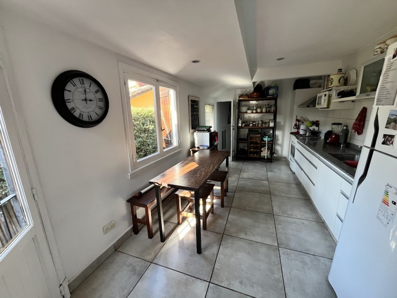 Chalet Tradicional sobre Lote de 914 m² - 3 Dormitorios y Quincho
