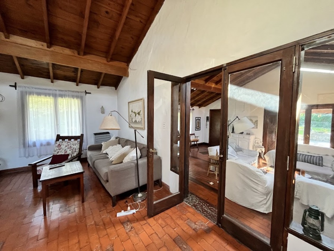Chalet Tradicional sobre Lote de 914 m² - 3 Dormitorios y Quincho