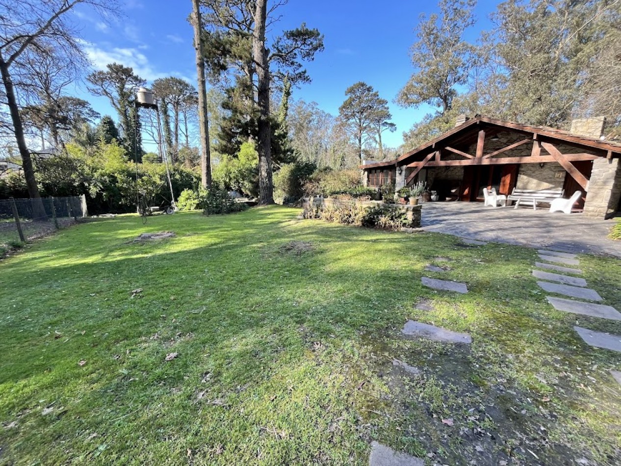Chalet Tradicional sobre Lote de 914 m² - 3 Dormitorios y Quincho