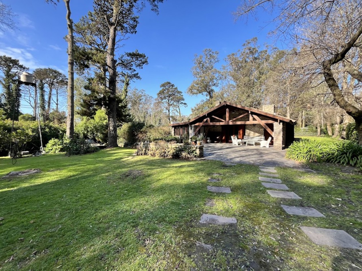 Chalet Tradicional sobre Lote de 914 m² - 3 Dormitorios y Quincho
