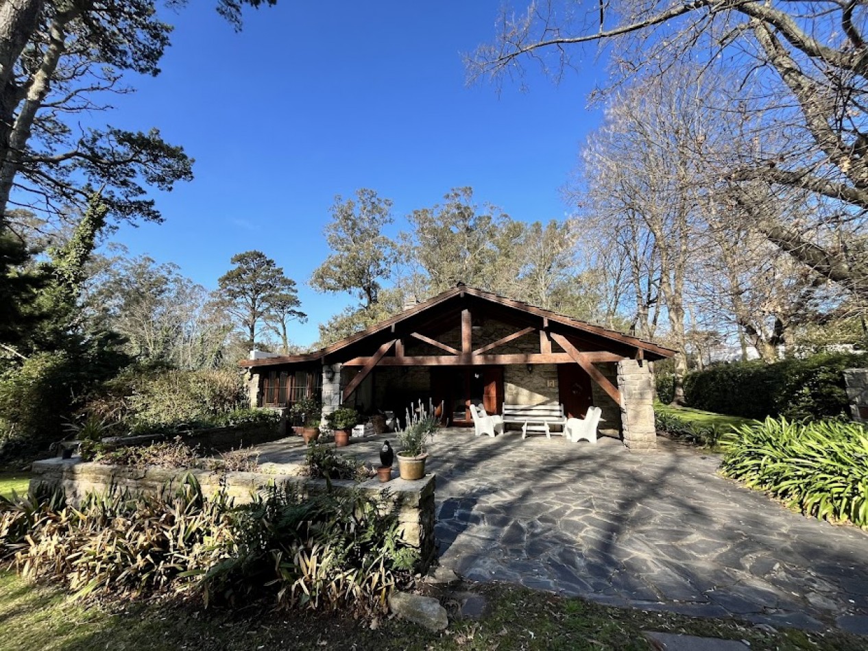 Chalet Tradicional sobre Lote de 914 m² - 3 Dormitorios y Quincho