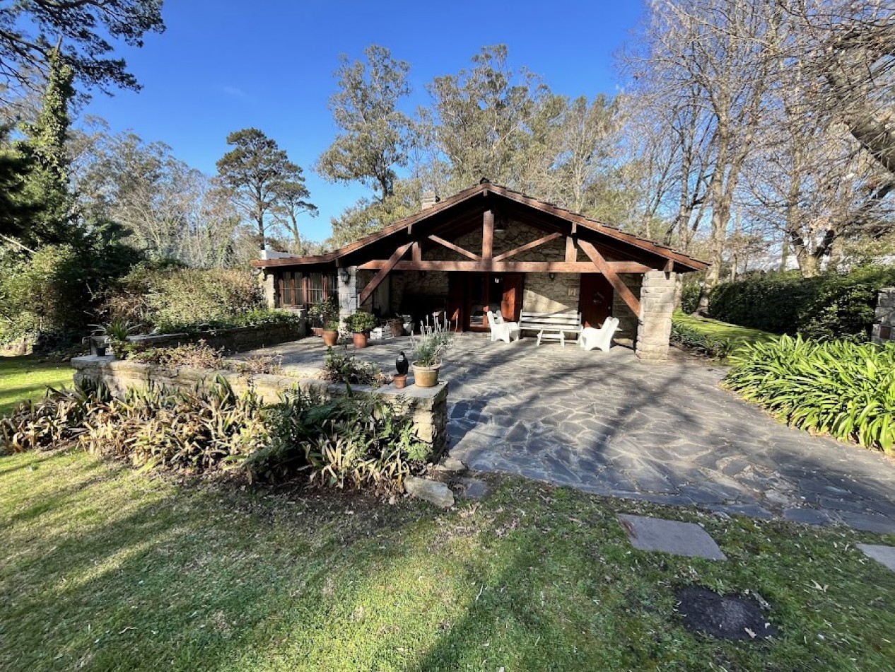 Chalet Tradicional sobre Lote de 914 m² - 3 Dormitorios y Quincho