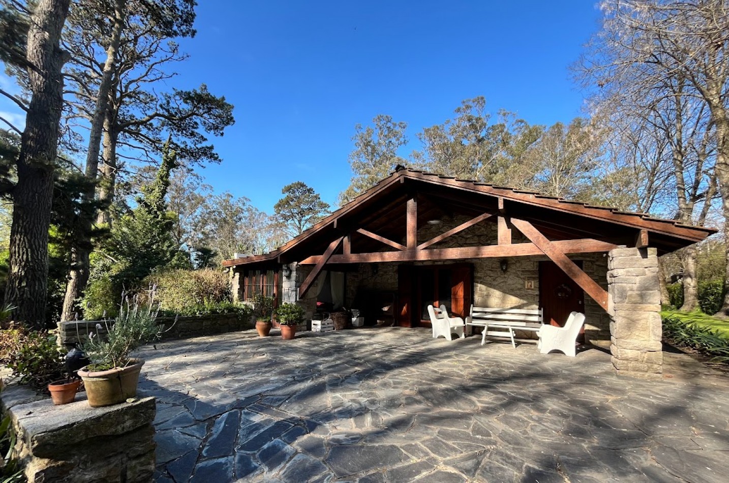 Chalet Tradicional sobre Lote de 914 m² - 3 Dormitorios y Quincho