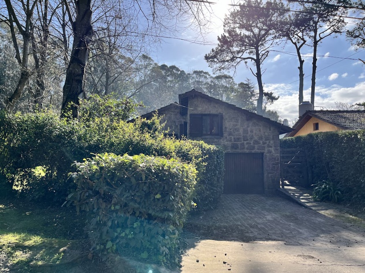 Chalet Tradicional sobre Lote de 914 m² - 3 Dormitorios y Quincho