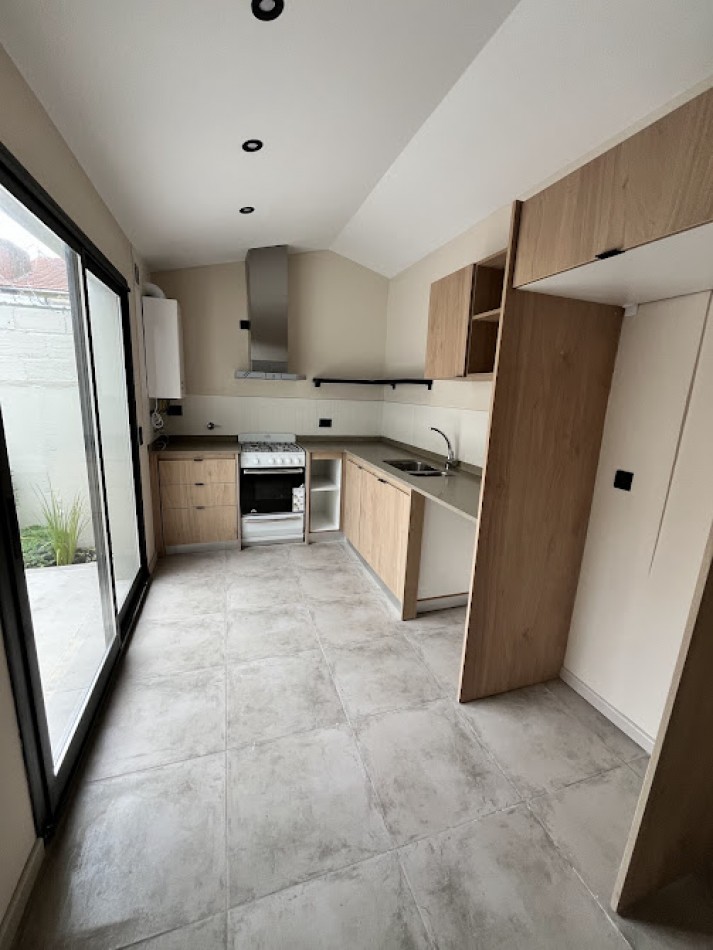 PH 2 amb. moderno con patio, sin expensas y detalles de categoria en La Perla.