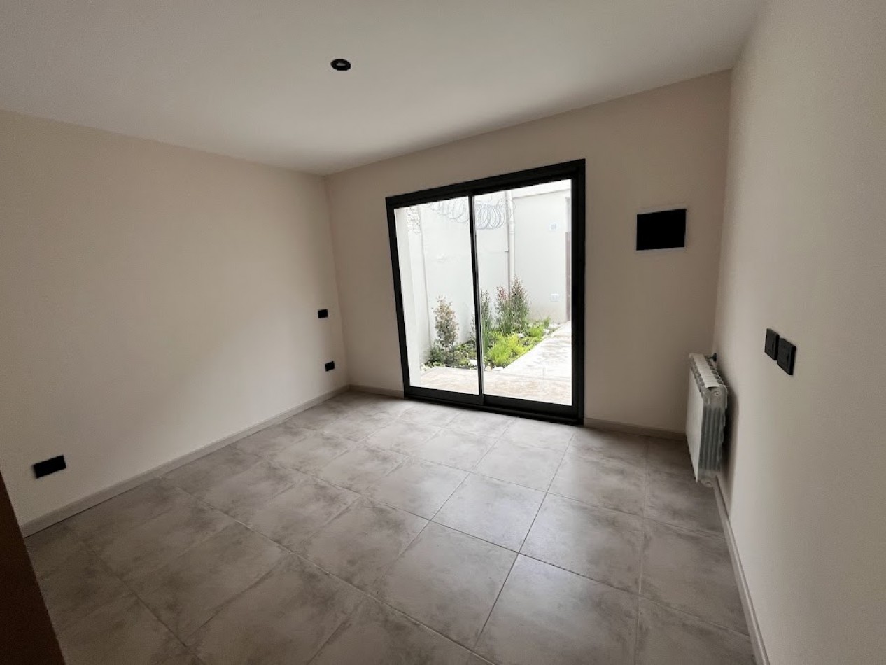 PH 2 amb. moderno con patio, sin expensas y detalles de categoria en La Perla.