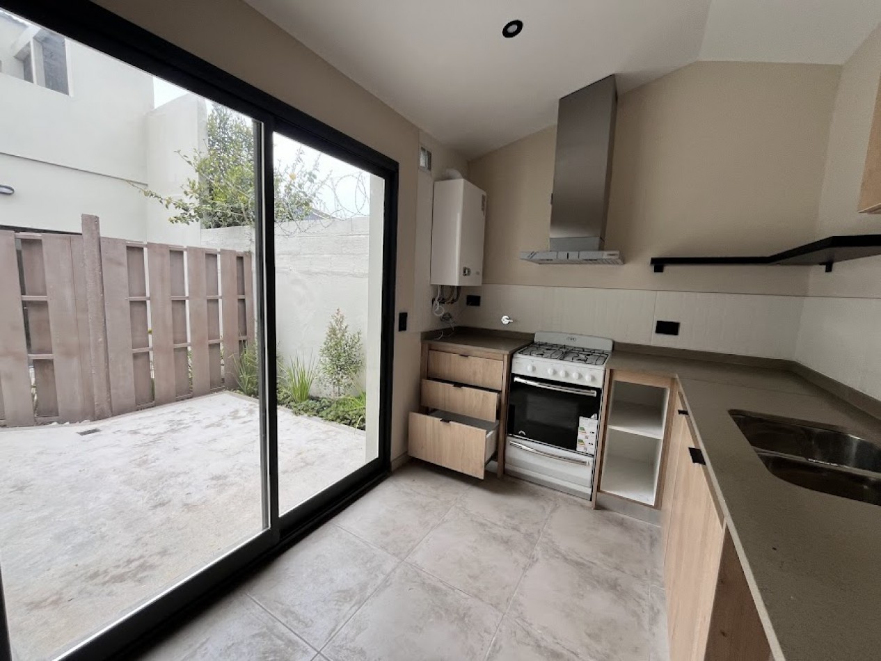 PH 2 amb. moderno con patio, sin expensas y detalles de categoria en La Perla.