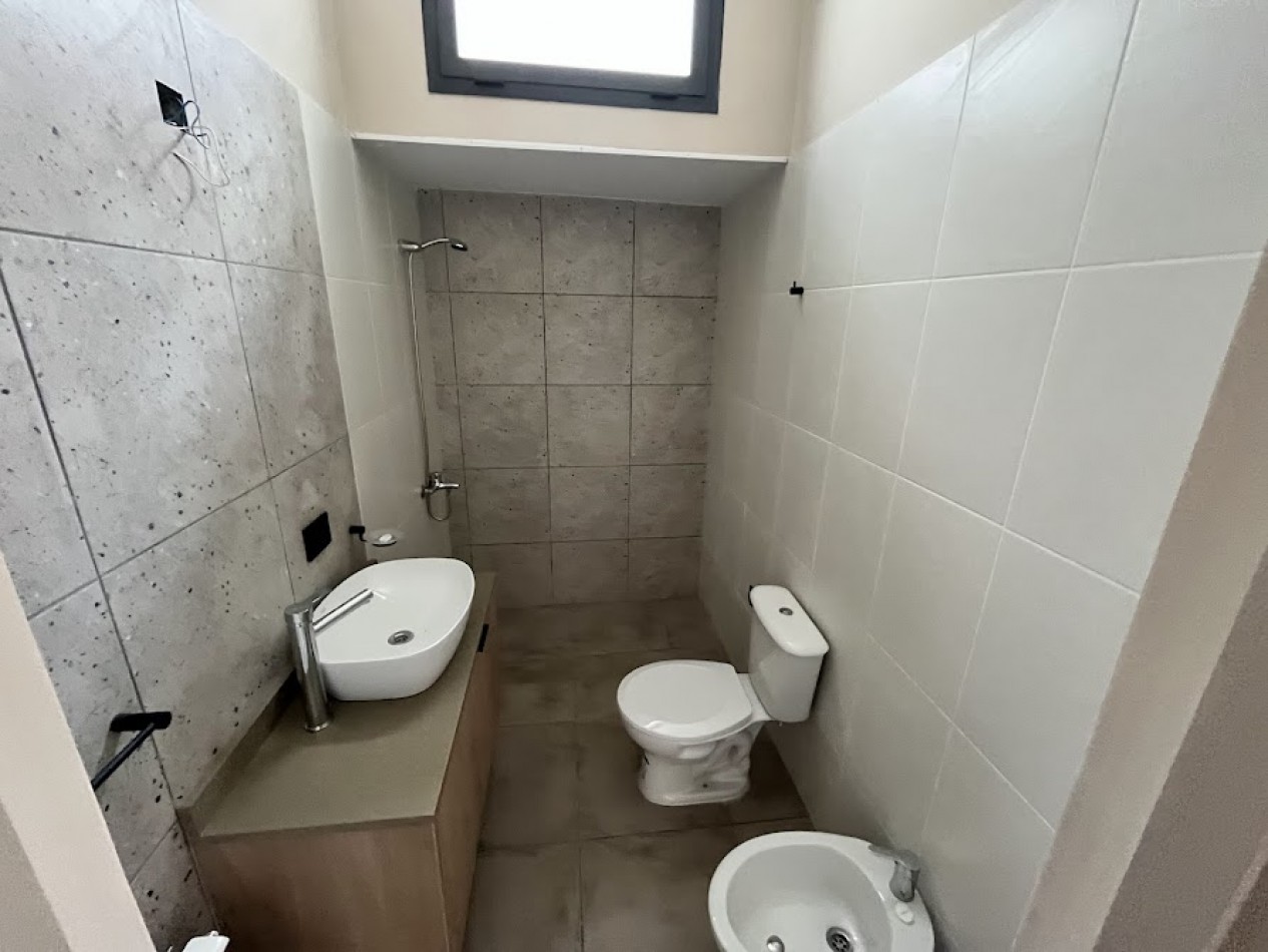 PH 2 amb. moderno con patio, sin expensas y detalles de categoria en La Perla.