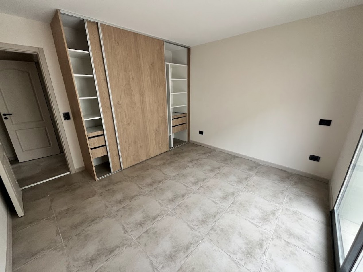 PH 2 amb. moderno con patio, sin expensas y detalles de categoria en La Perla.