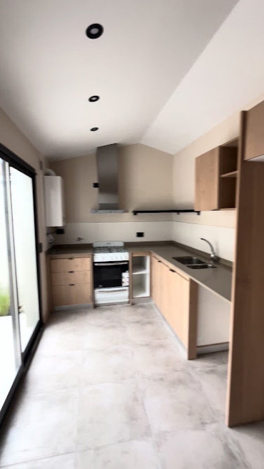 PH 2 amb. moderno con patio, sin expensas y detalles de categoria en La Perla.