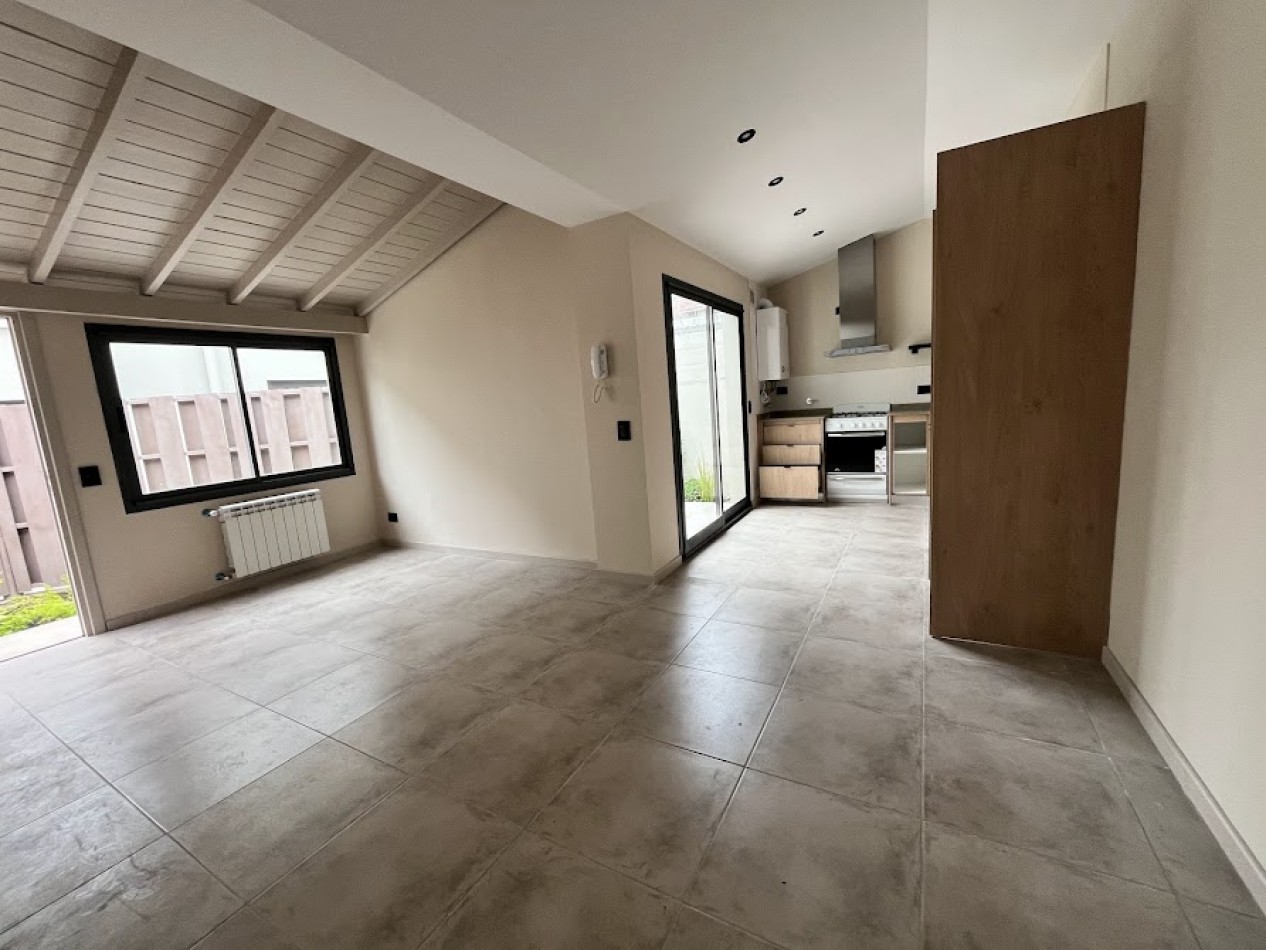 PH 2 amb. moderno con patio, sin expensas y detalles de categoria en La Perla.