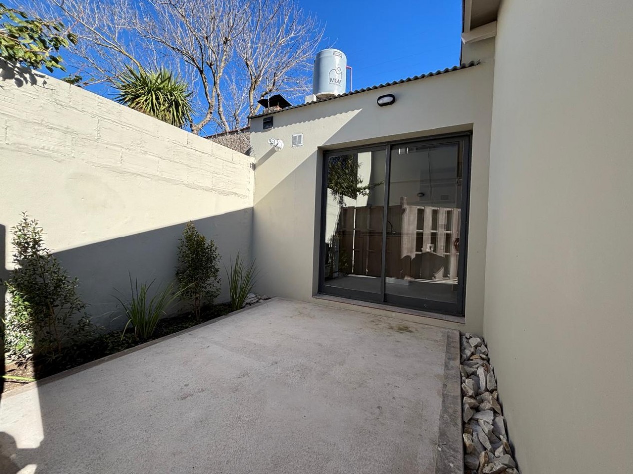 PH 2 amb. moderno con patio, sin expensas y detalles de categoria en La Perla.