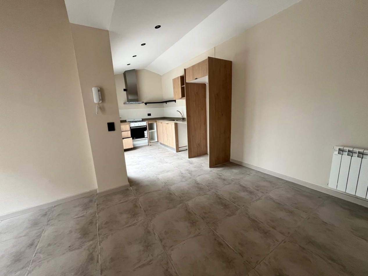 PH 2 amb. moderno con patio, sin expensas y detalles de categoria en La Perla.