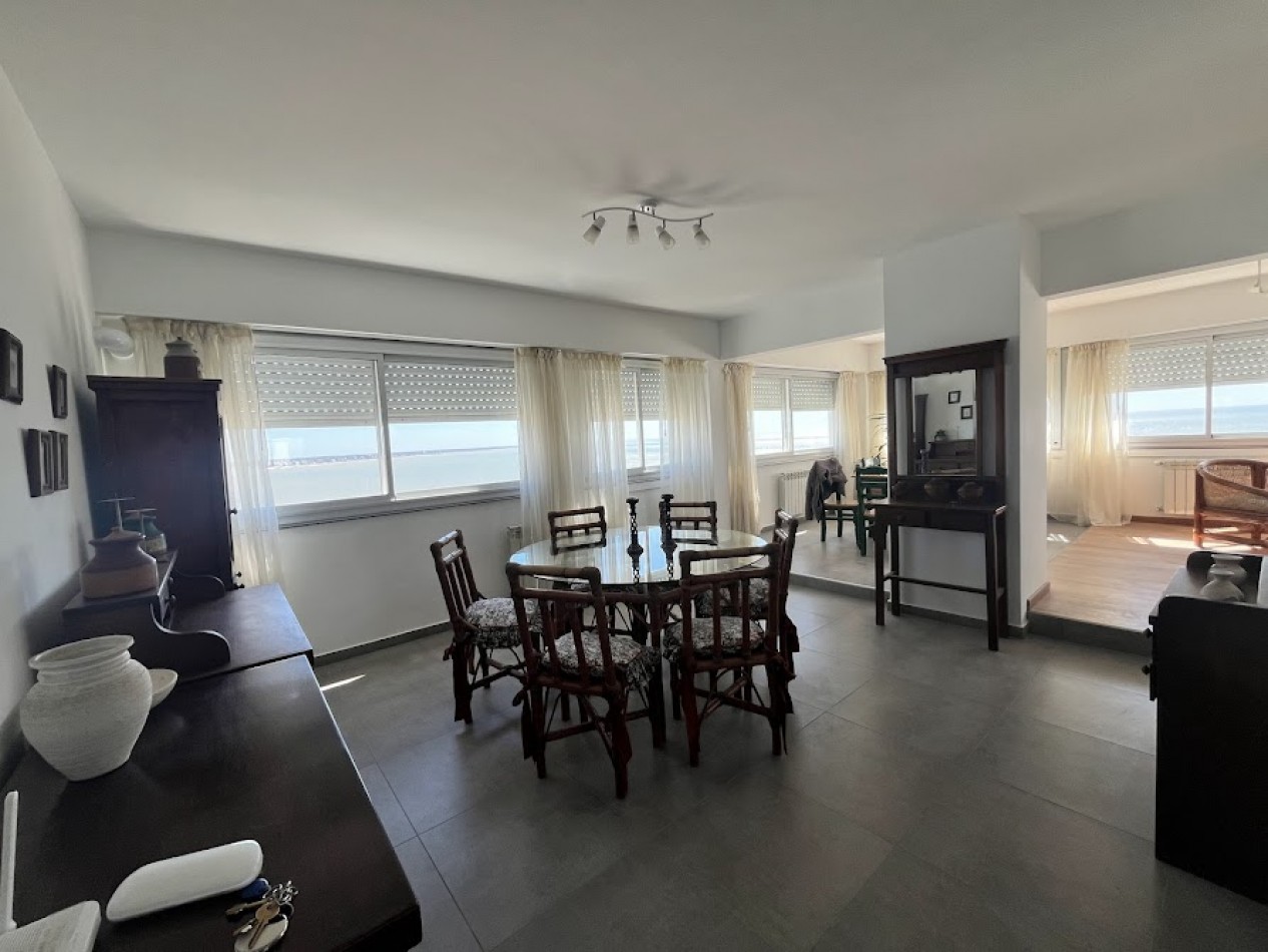 ALQUILER TEMPORARIO PARA 6/7 PERSONAS  Departamento de 4 ambientes con dependencia y cochera frente al mar - Playa Varese