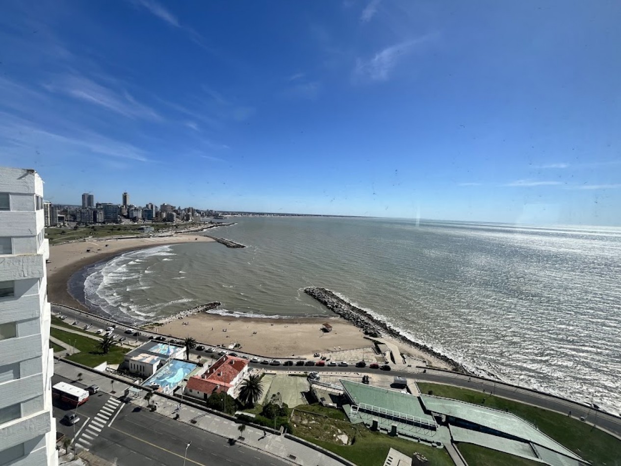 ALQUILER TEMPORARIO PARA 6/7 PERSONAS  Departamento de 4 ambientes con dependencia y cochera frente al mar - Playa Varese