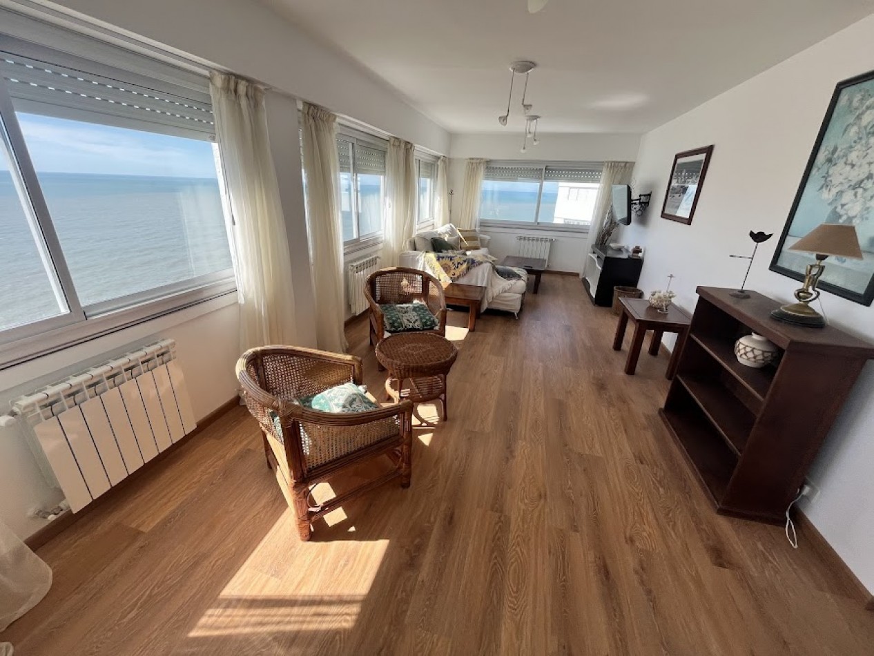 ALQUILER TEMPORARIO PARA 6/7 PERSONAS  Departamento de 4 ambientes con dependencia y cochera frente al mar - Playa Varese