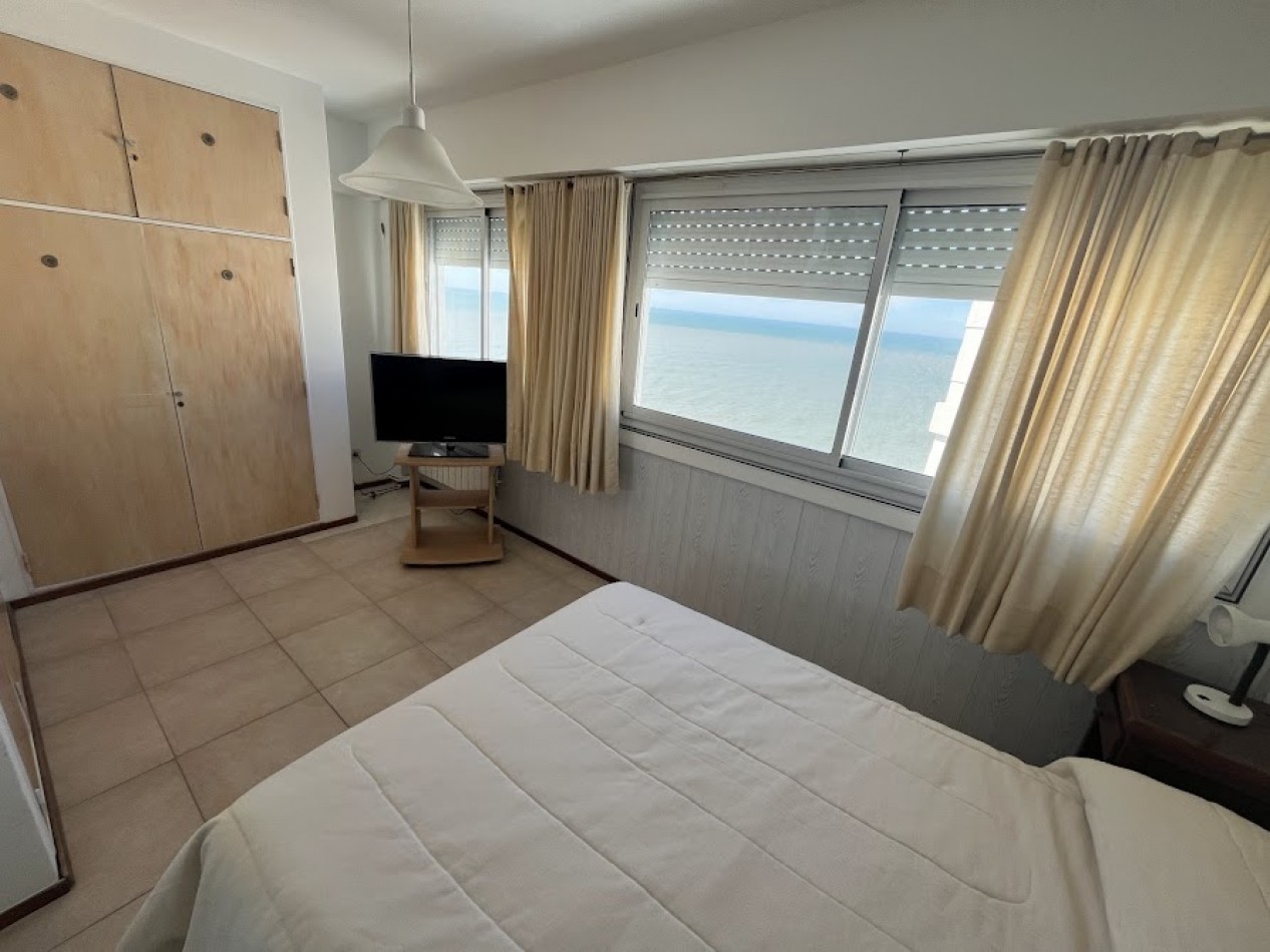 ALQUILER TEMPORARIO PARA 6/7 PERSONAS  Departamento de 4 ambientes con dependencia y cochera frente al mar - Playa Varese