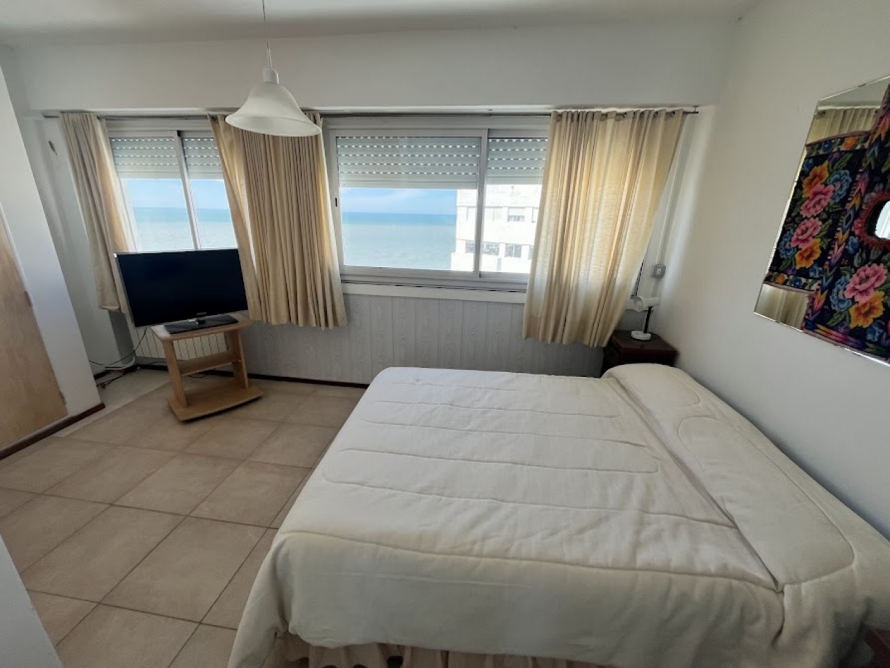 ALQUILER TEMPORARIO PARA 6/7 PERSONAS  Departamento de 4 ambientes con dependencia y cochera frente al mar - Playa Varese