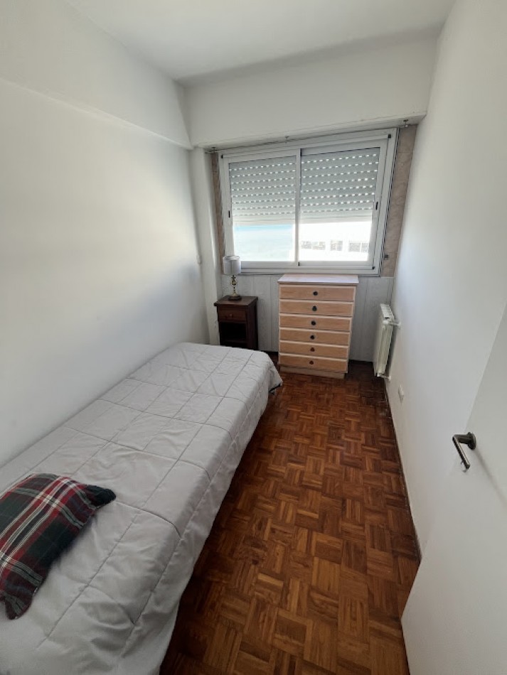 ALQUILER TEMPORARIO PARA 6/7 PERSONAS  Departamento de 4 ambientes con dependencia y cochera frente al mar - Playa Varese