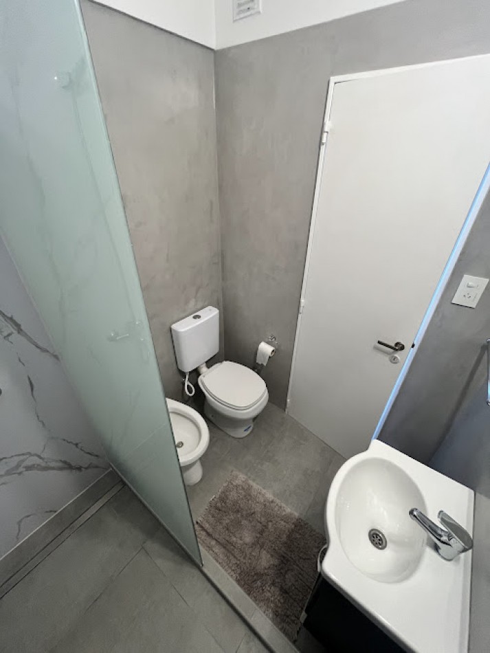 ALQUILER TEMPORARIO PARA 6/7 PERSONAS  Departamento de 4 ambientes con dependencia y cochera frente al mar - Playa Varese