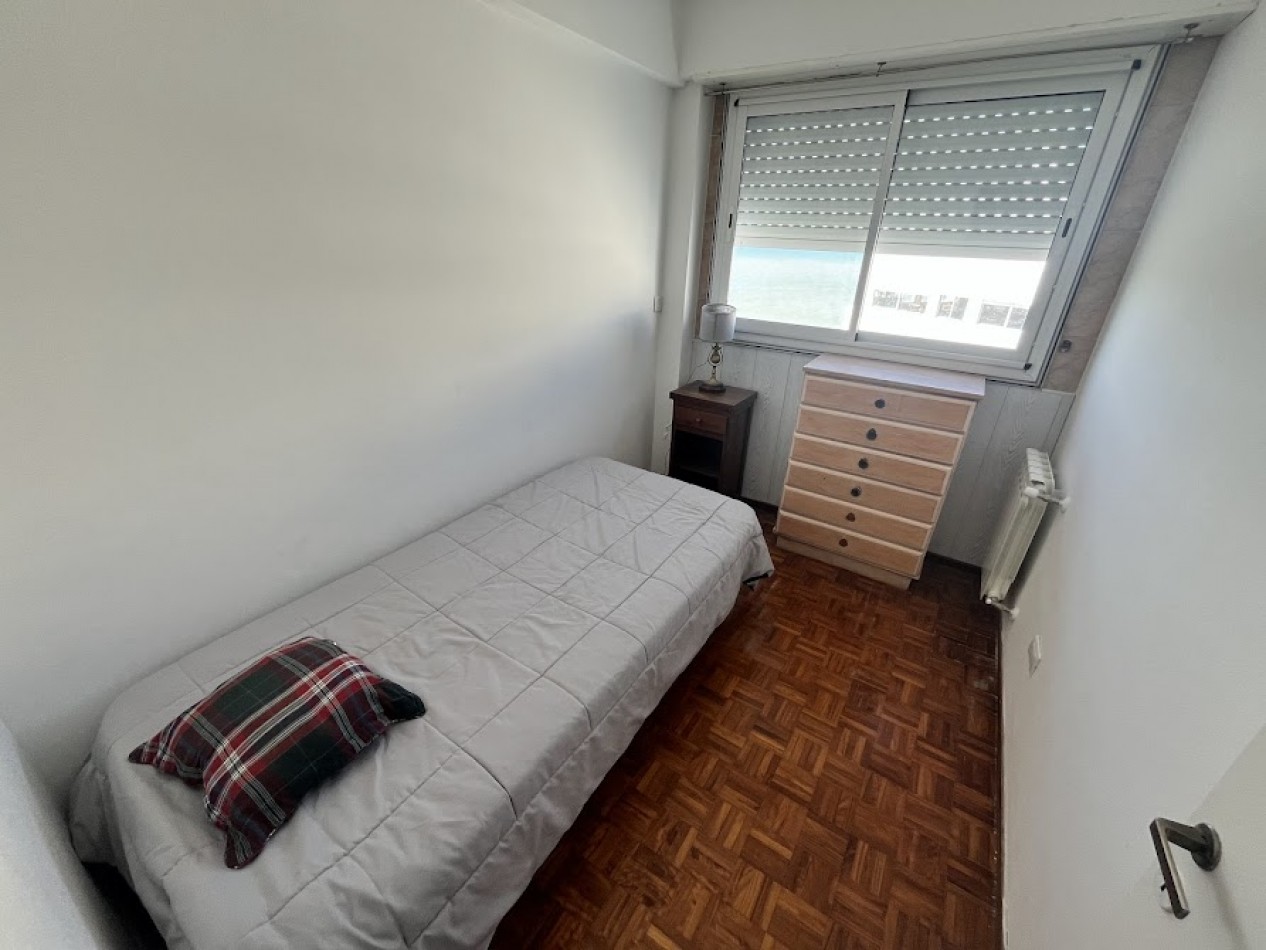 ALQUILER TEMPORARIO PARA 6/7 PERSONAS  Departamento de 4 ambientes con dependencia y cochera frente al mar - Playa Varese