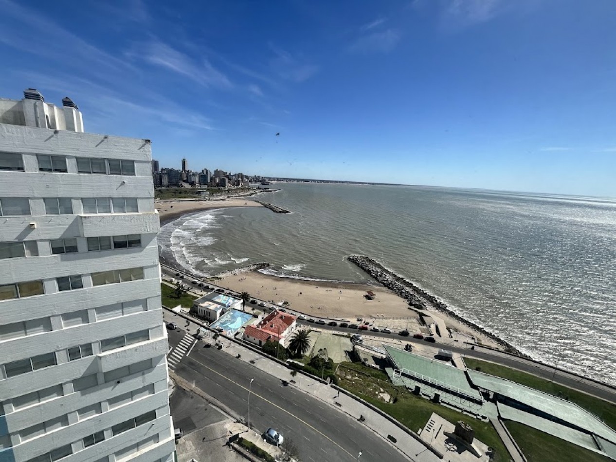 ALQUILER TEMPORARIO PARA 6/7 PERSONAS  Departamento de 4 ambientes con dependencia y cochera frente al mar - Playa Varese