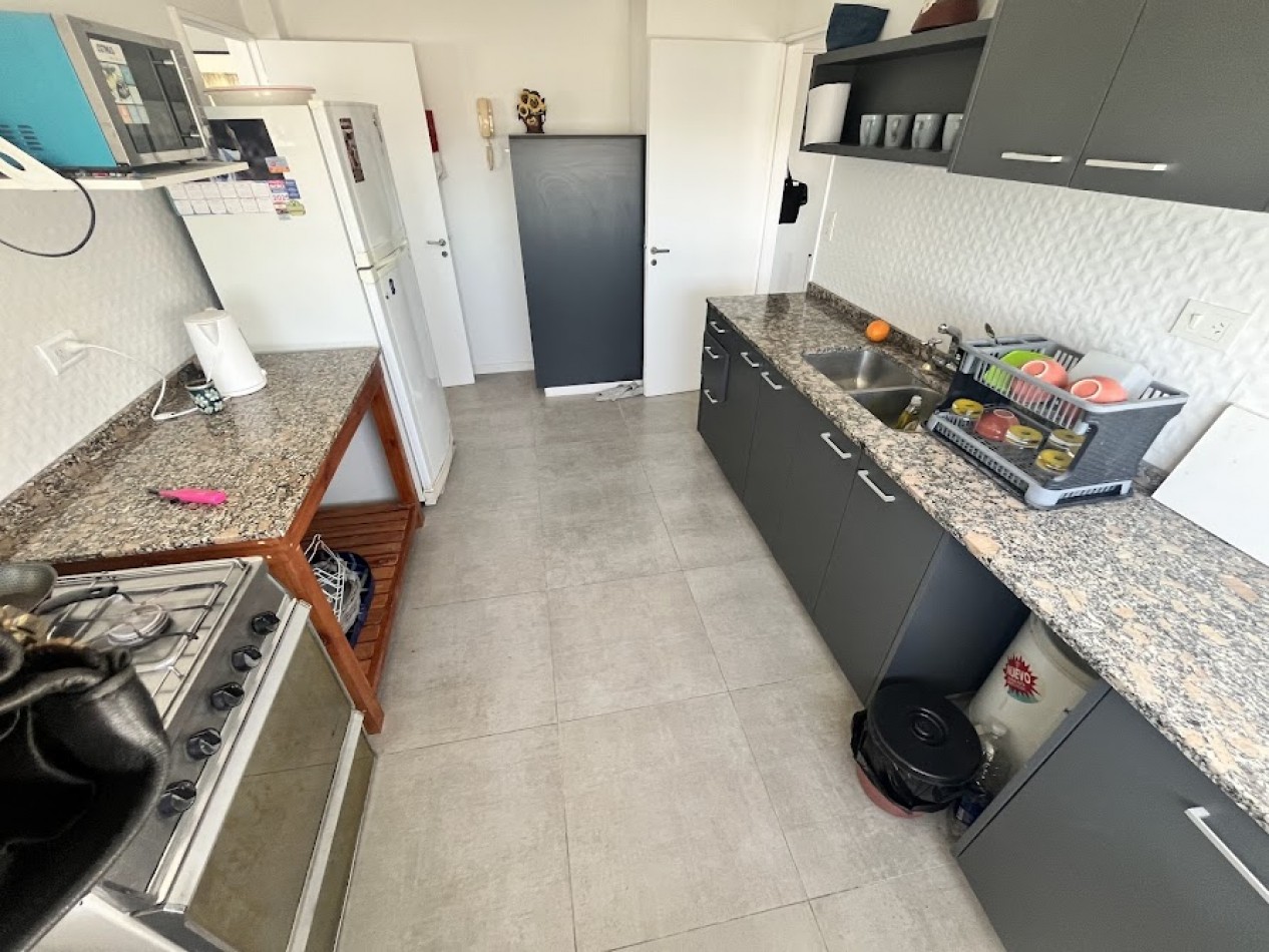 ALQUILER TEMPORARIO PARA 6/7 PERSONAS  Departamento de 4 ambientes con dependencia y cochera frente al mar - Playa Varese